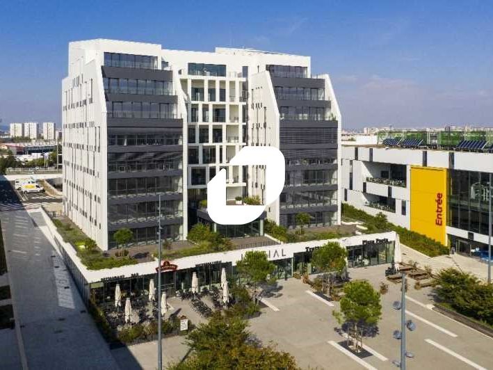 Vénissieux, en façade du boulevard périphérique,
