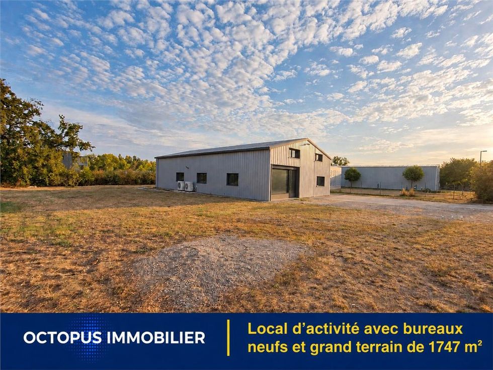 À vendre, bâtiment indépendant d'environ 392 m² s