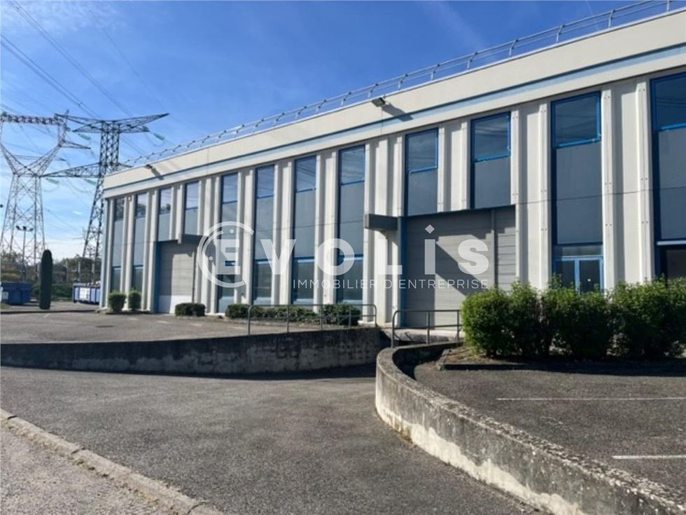 Situé à la sortie de l'autoroute N°5 sur l'A43 (S