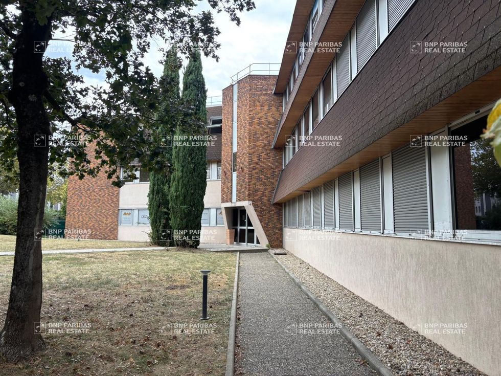500 m² pour ce bureaux en location à Bron