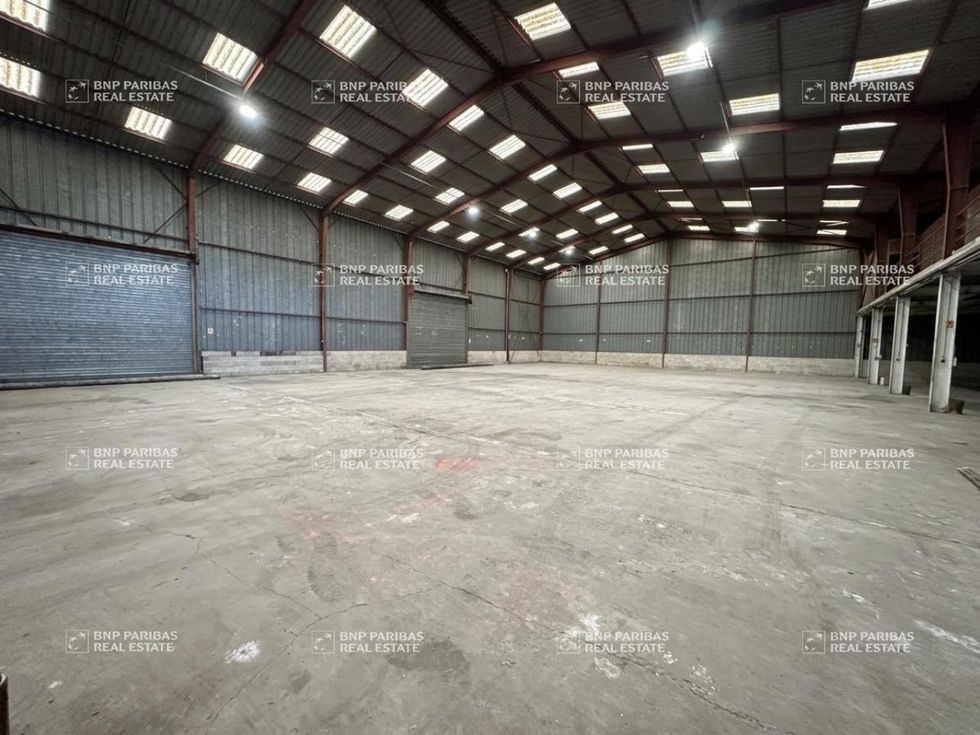 878 m² pour ce activité en location à Fleury-les-aubrais