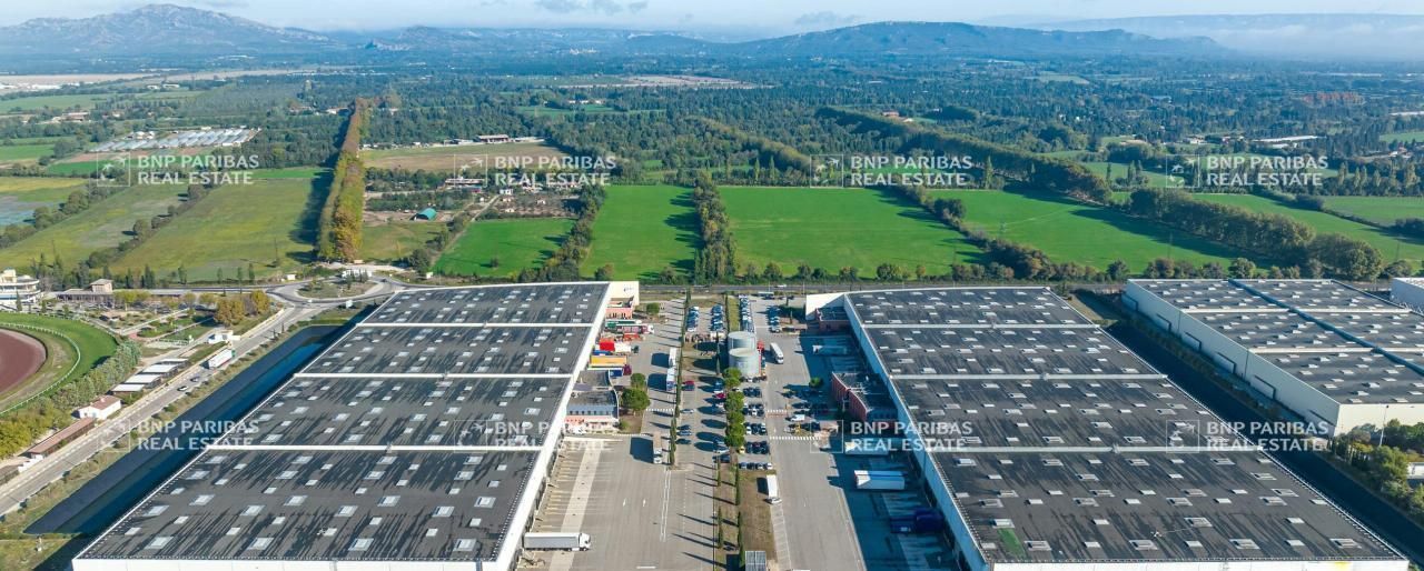 26335 m² pour cetentrepôts classe a en location à Salon-de-provence