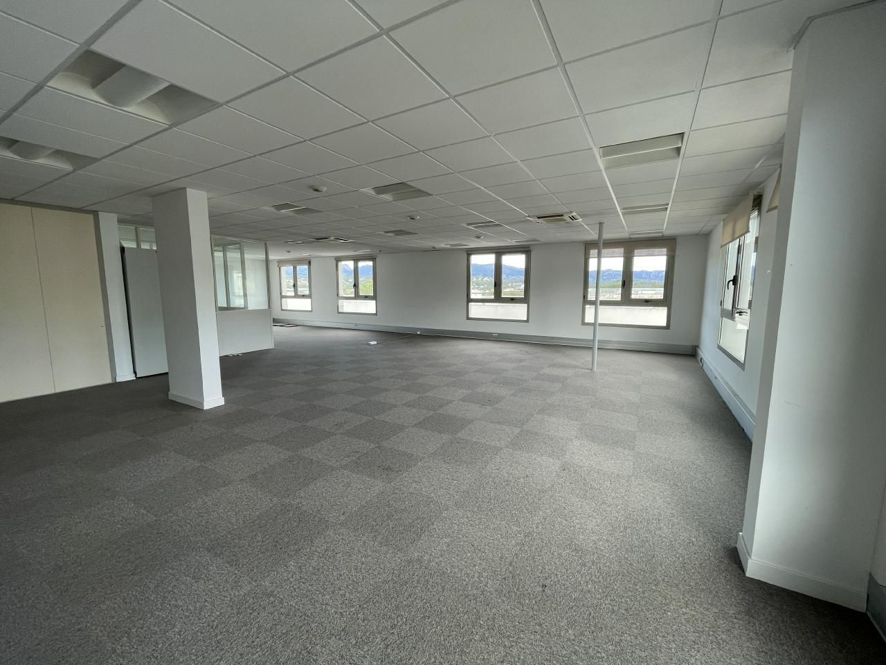 1009 m² pour ce bureaux en location à Biot