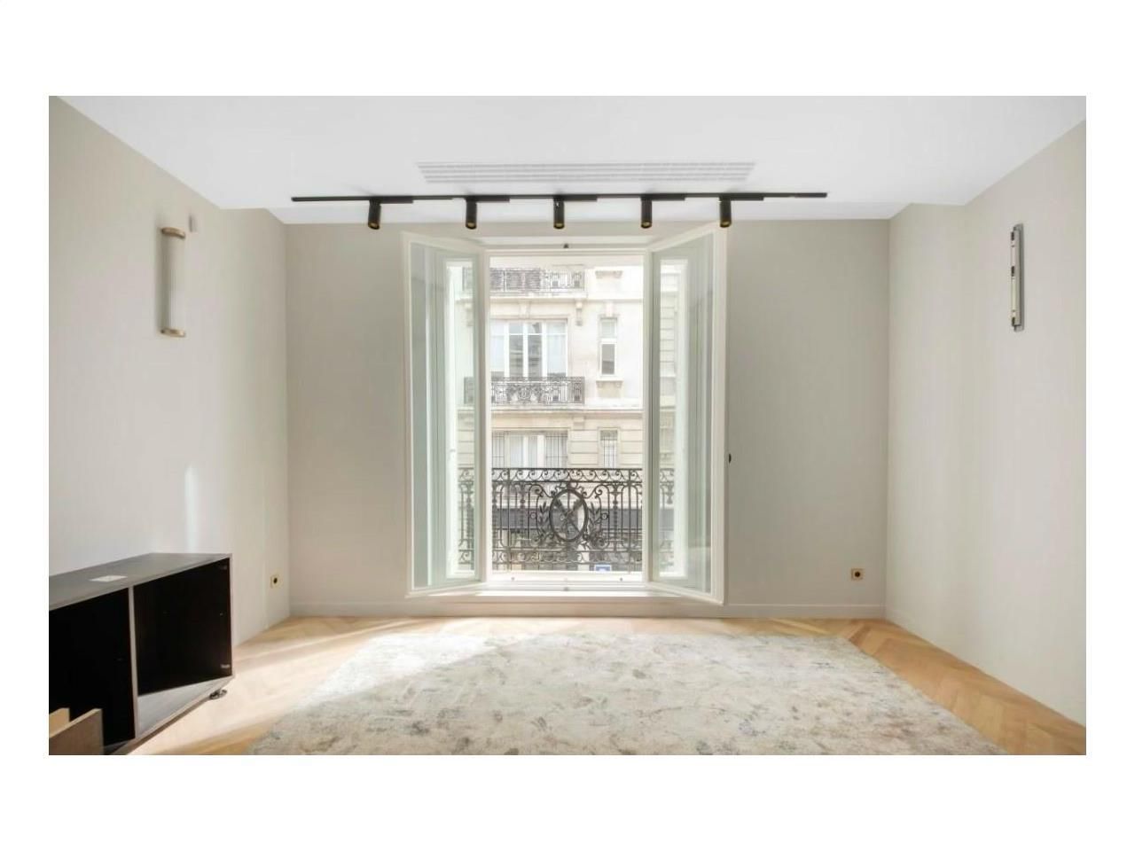 921 m² pour ce bureaux en location à Paris