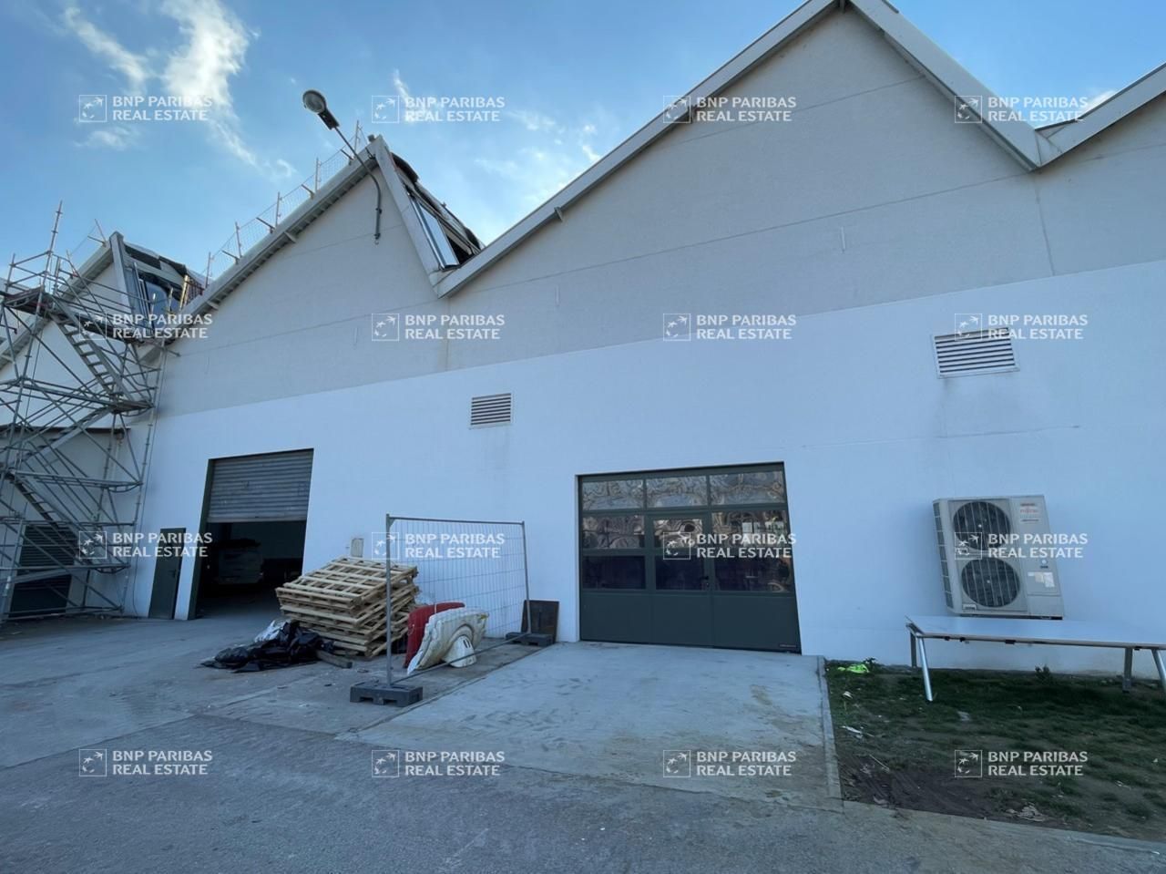 2913.17 m² pour ce activité en location à Vénissieux