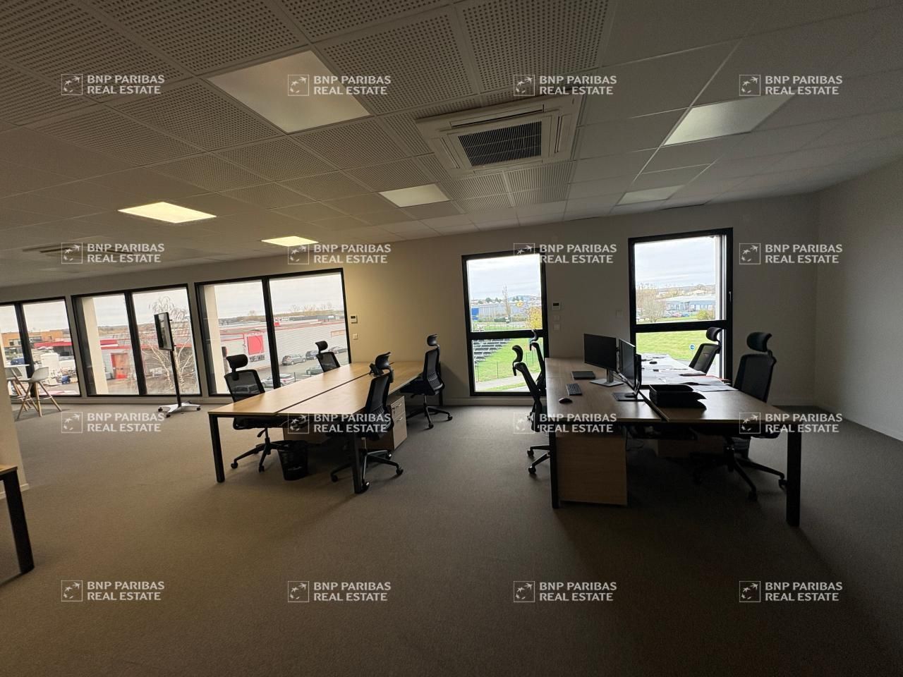 430 m² pour ce bureaux en location à Chargé