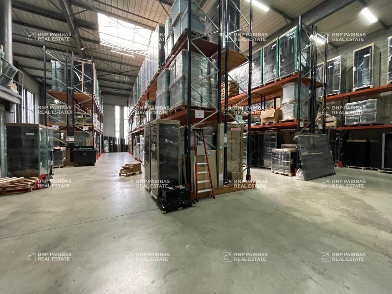 Location PME-PMI 2795 m² divisibles 77700 Serris