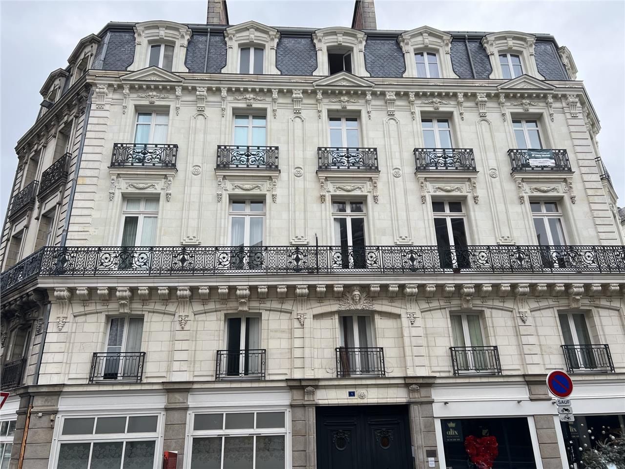 Située face à la Cathédrale de Nantes, nous vous 