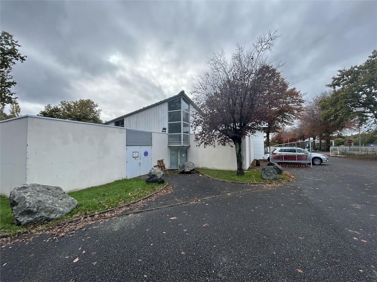 À vendre, locaux commerciaux de 790 m², idéalemen