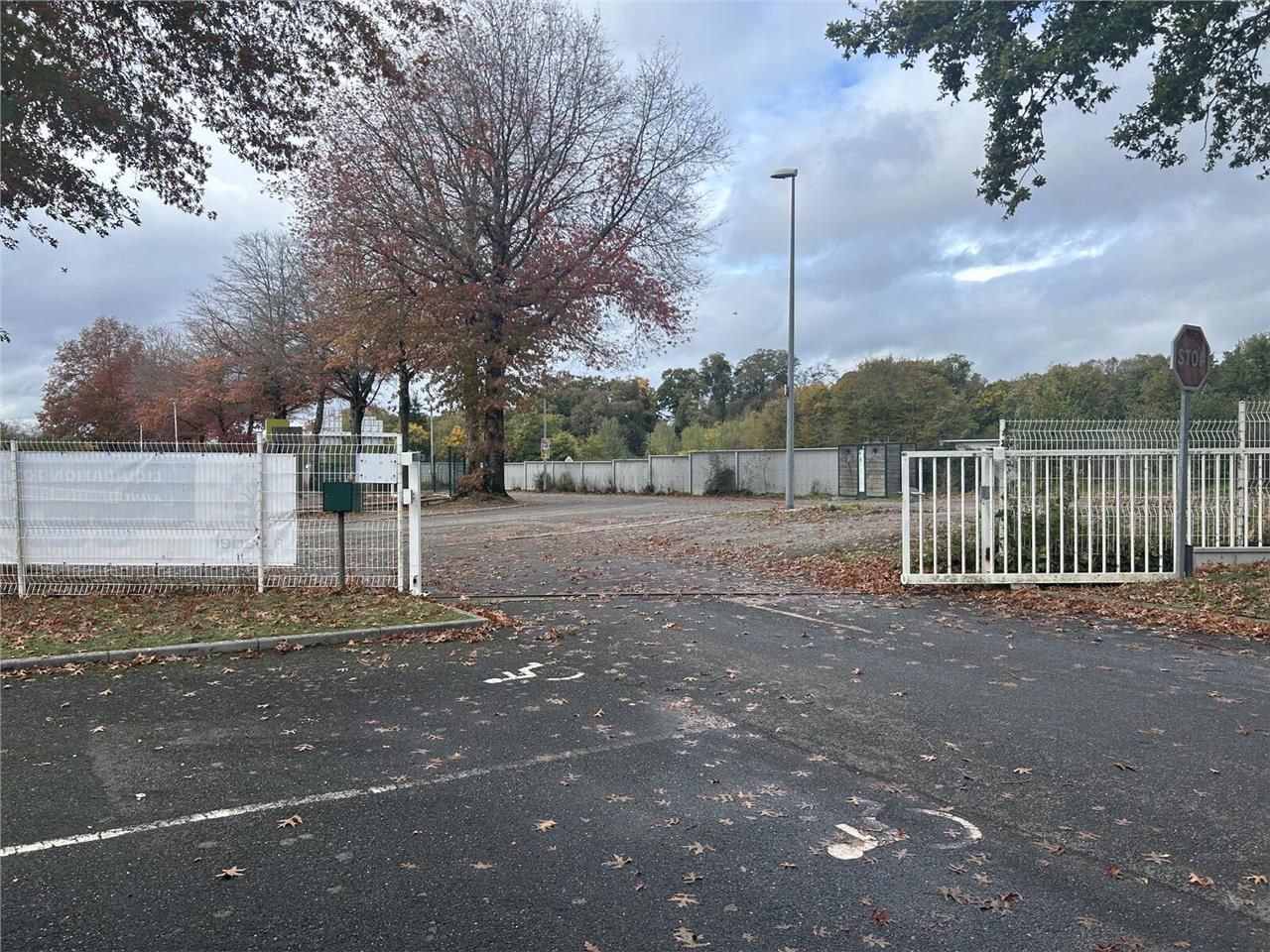 À vendre, locaux commerciaux de 790 m², idéalemen