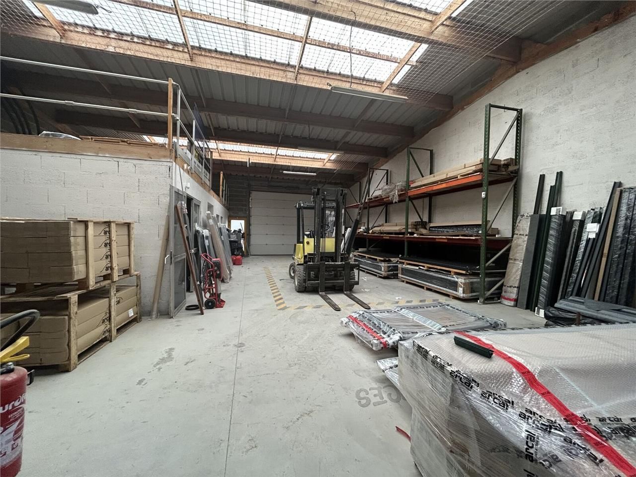 Situé dans la zone d'activité de l'Abbaye à Pontc