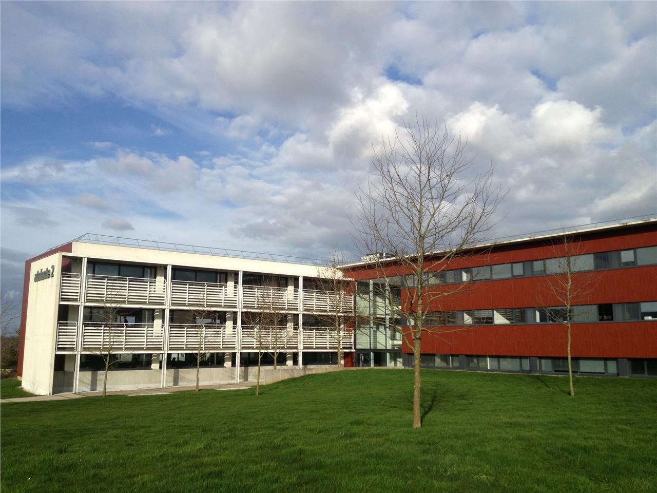 Au coeur du parc tertiaire du Moulin Neuf et à pr