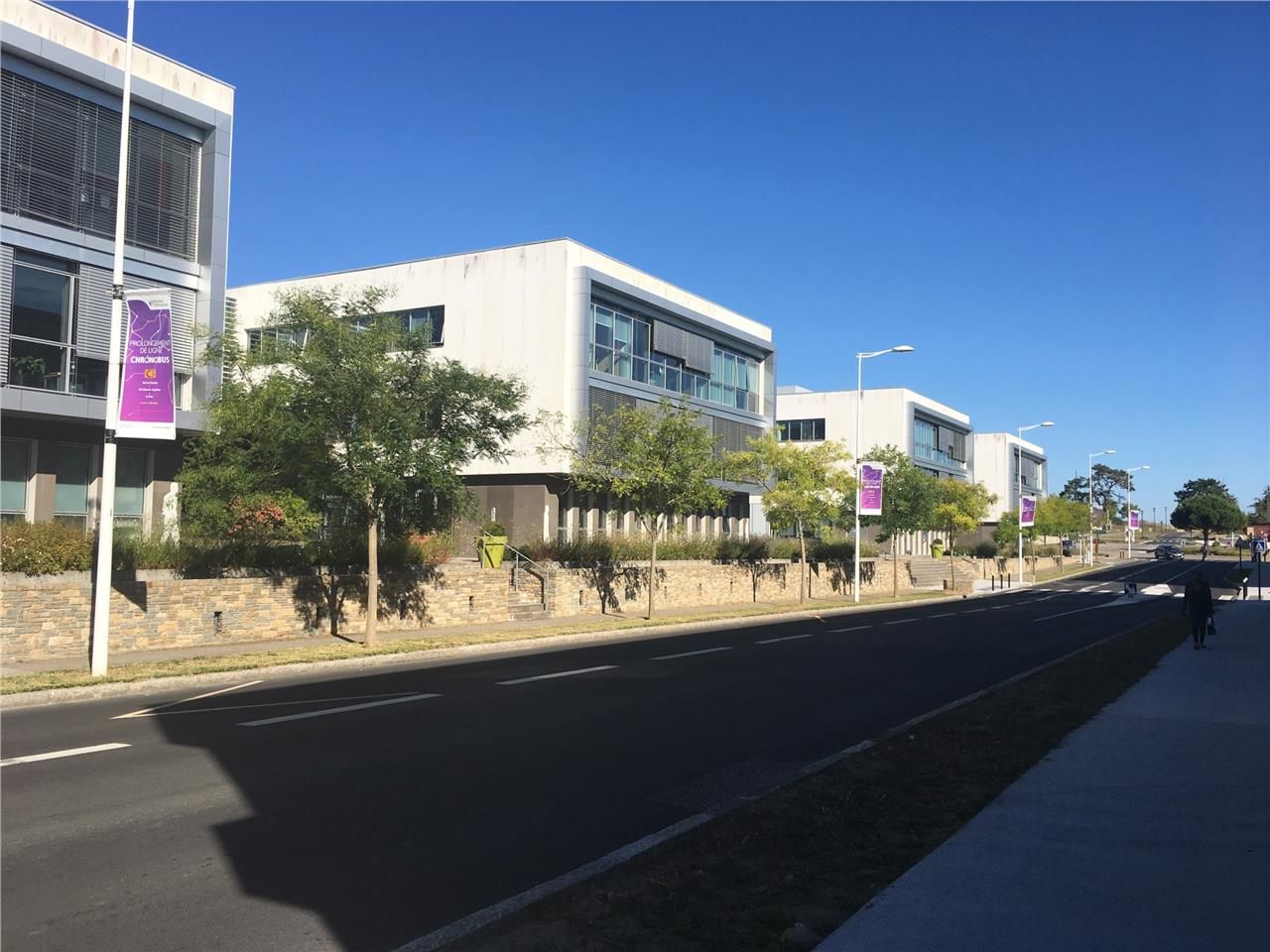 Ensemble immobilier récent indépendant composé de