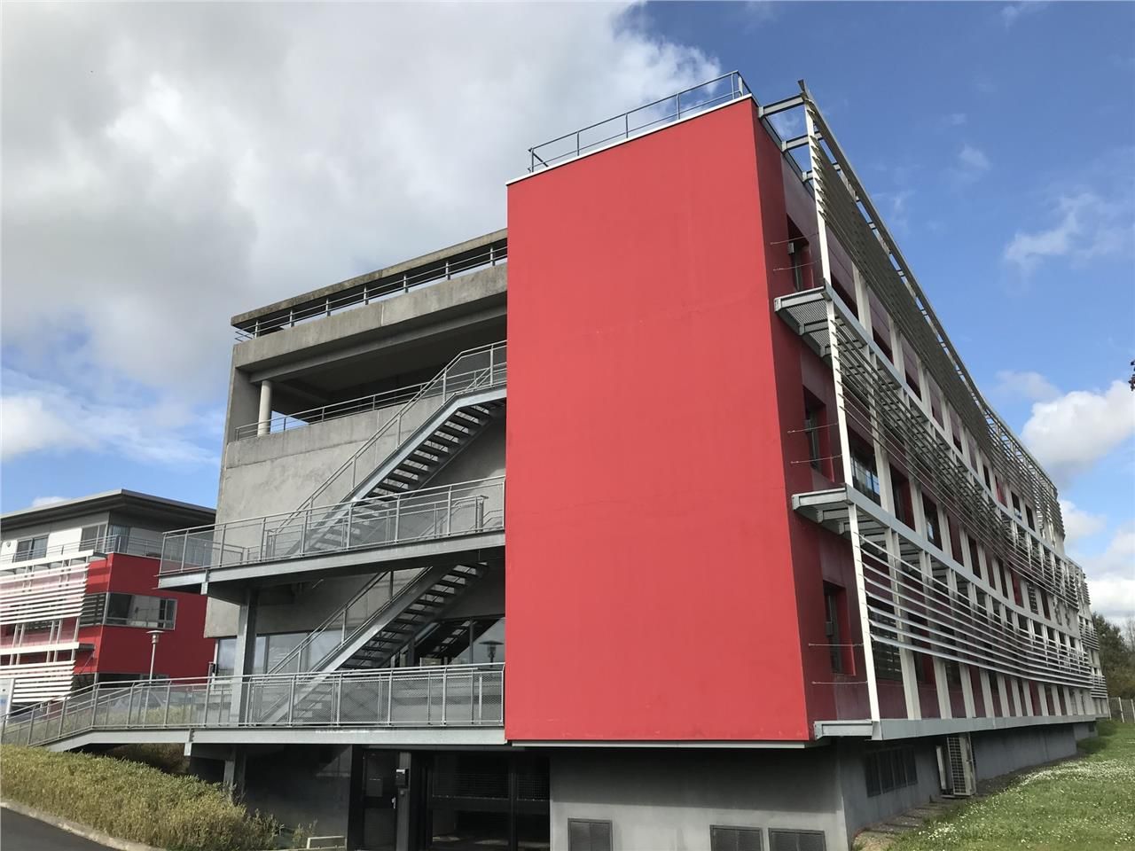 A proximité immédiate du périphérique, porte d'Or