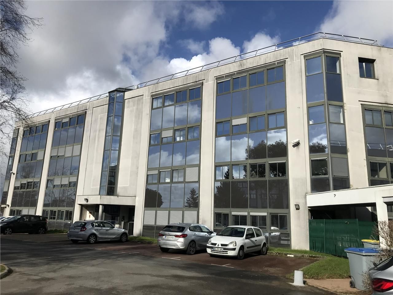 Sur la zone aéroportuaire, dans un immeuble de bu