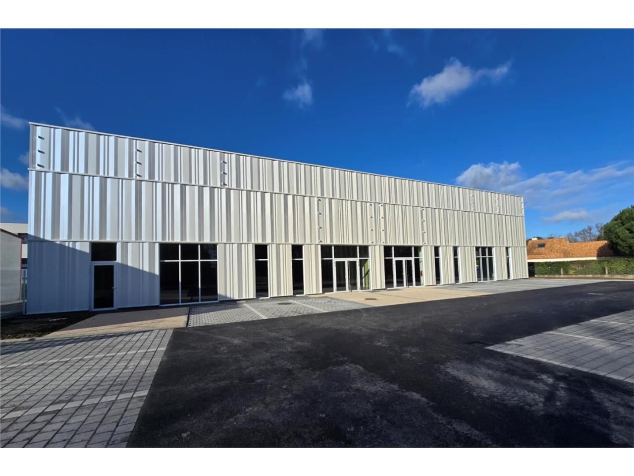 Locaux commerciaux de 382 m² non divisibles à lou