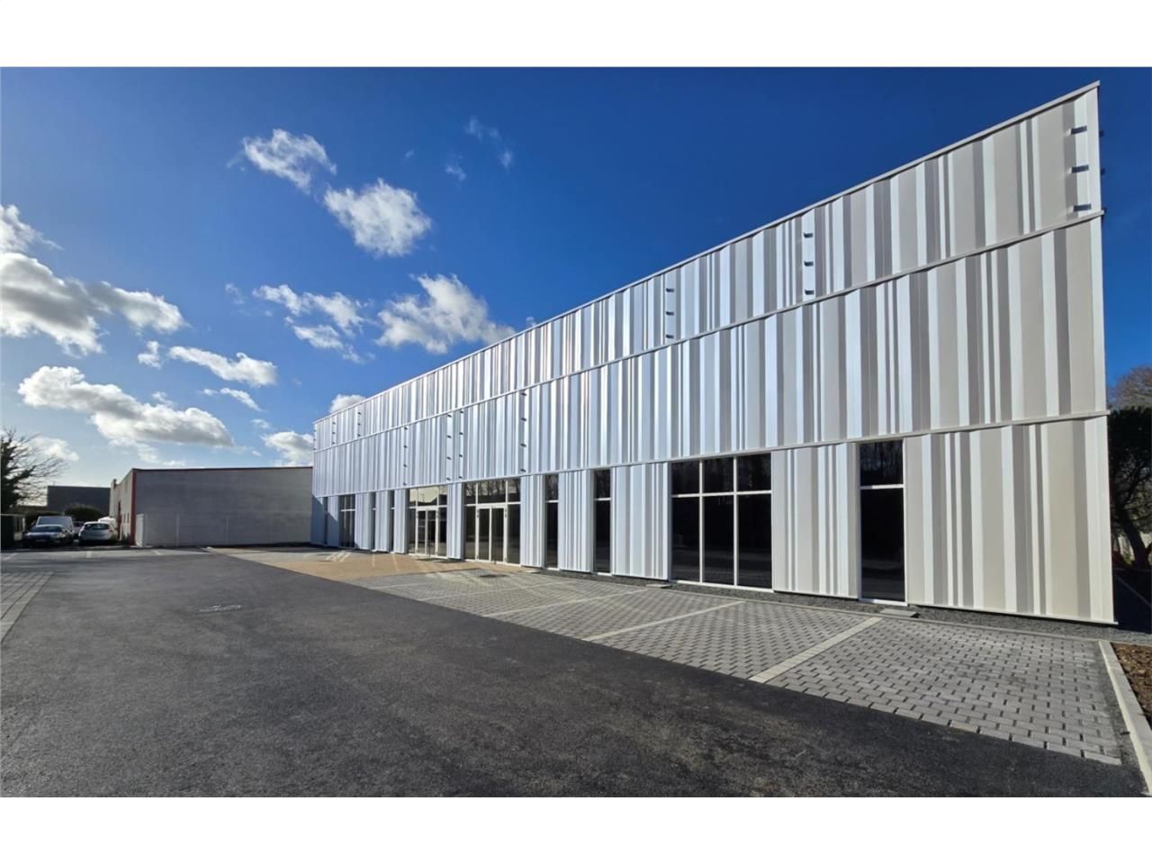 Locaux commerciaux de 382 m² non divisibles à lou