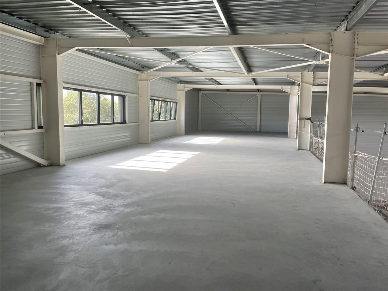 Proche des axes auto-routiers (autoroute A11 Nant