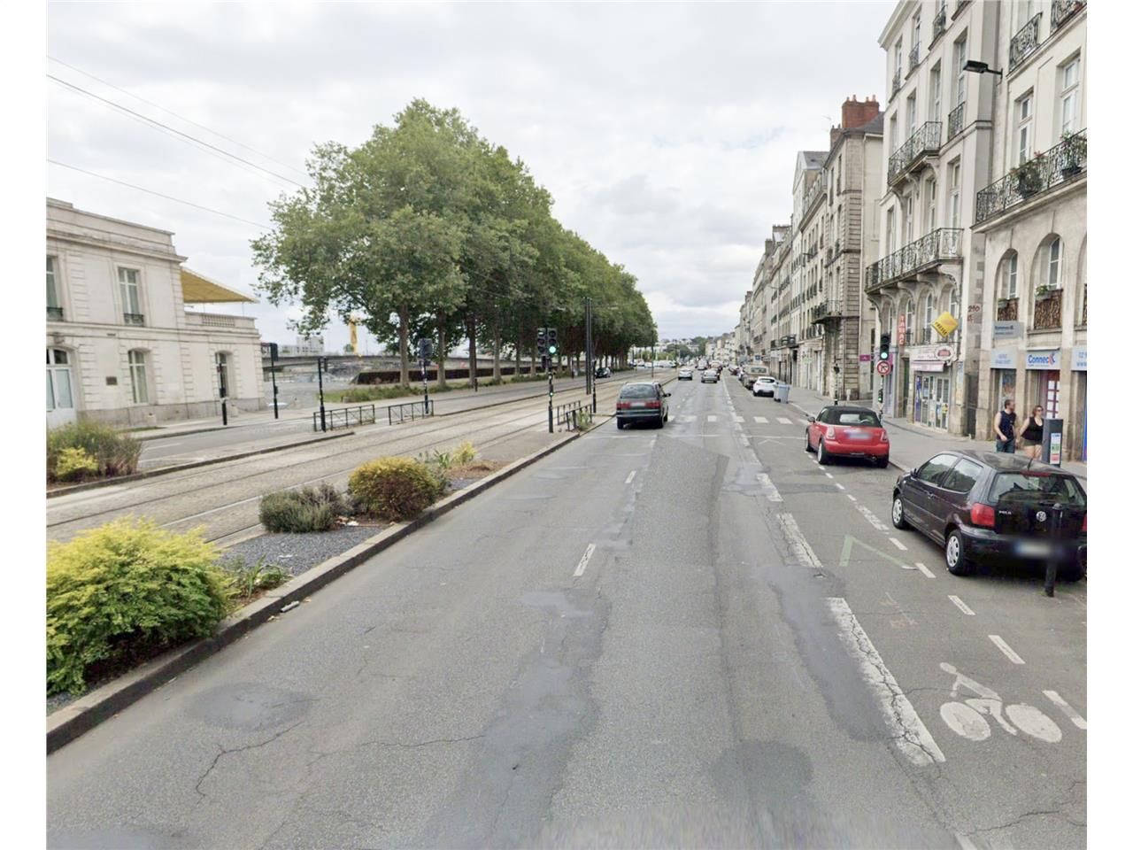 À louer avec droit d'entrée, locaux commerciaux d