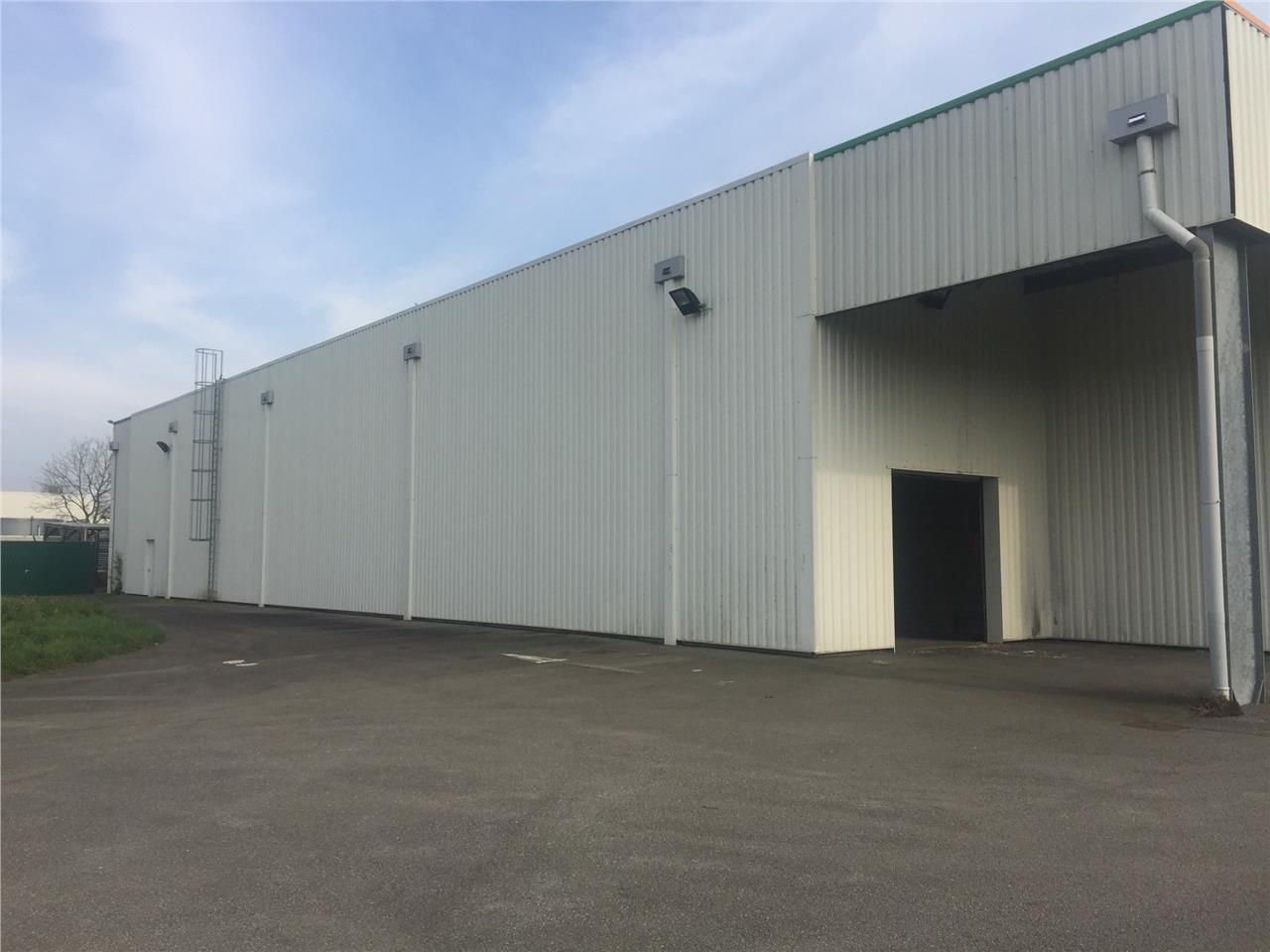 Local commercial d'une surface totale d'environ 2