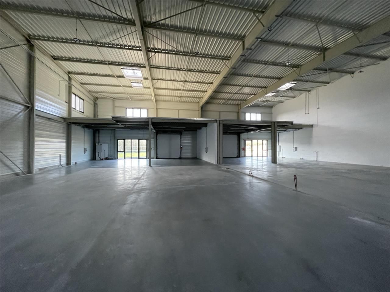 Nous vous proposons 3 cellules  à vendre dans un 