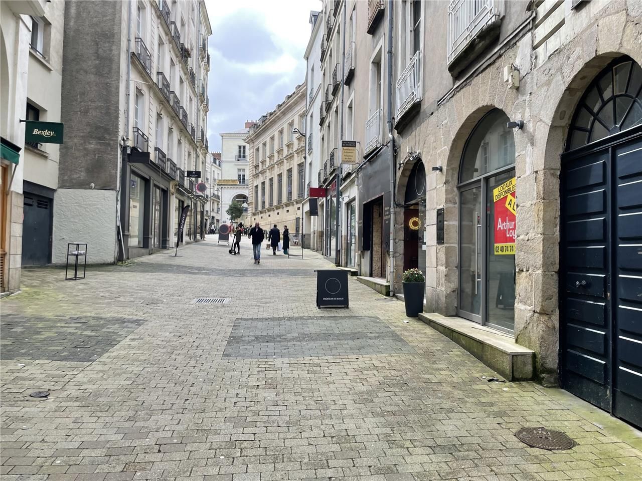 Situé dans une rue prisée du centre-ville de Nant