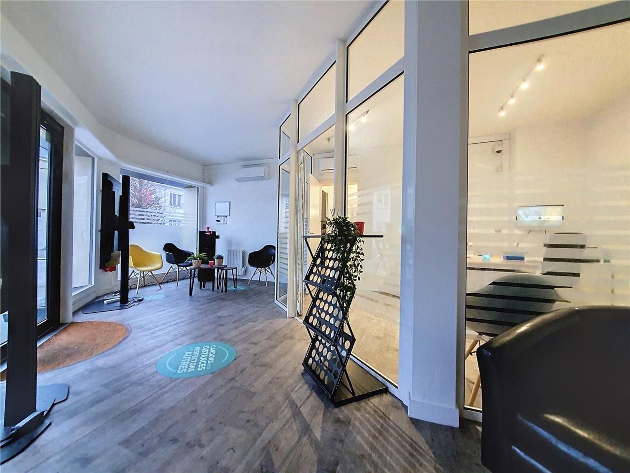 À Saint Nazaire, en centre ville , Arthur Loyd vo