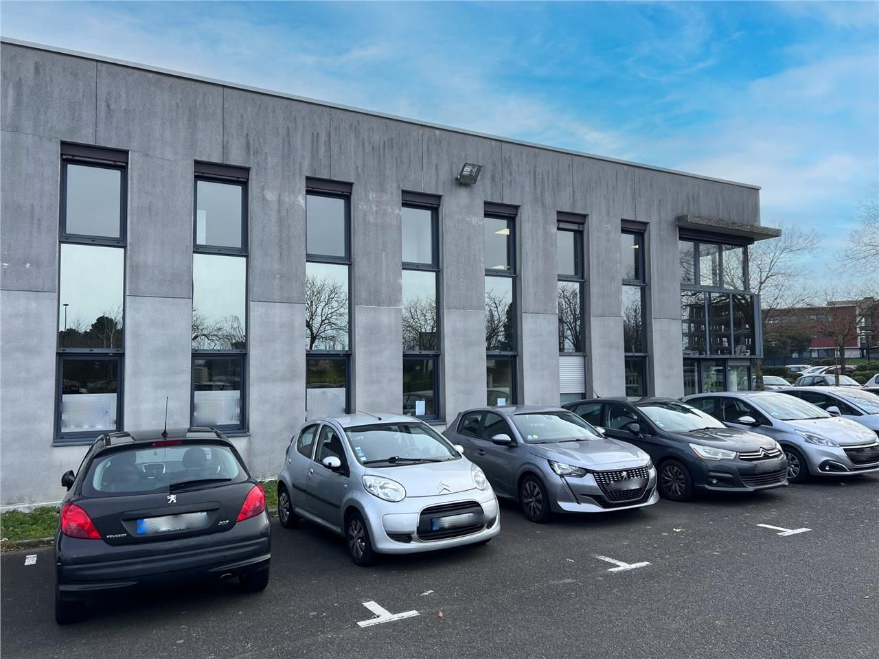 Nous vous proposons à la location deux surfaces d