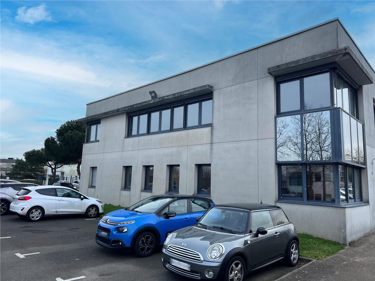 Nous vous proposons à la location deux surfaces d