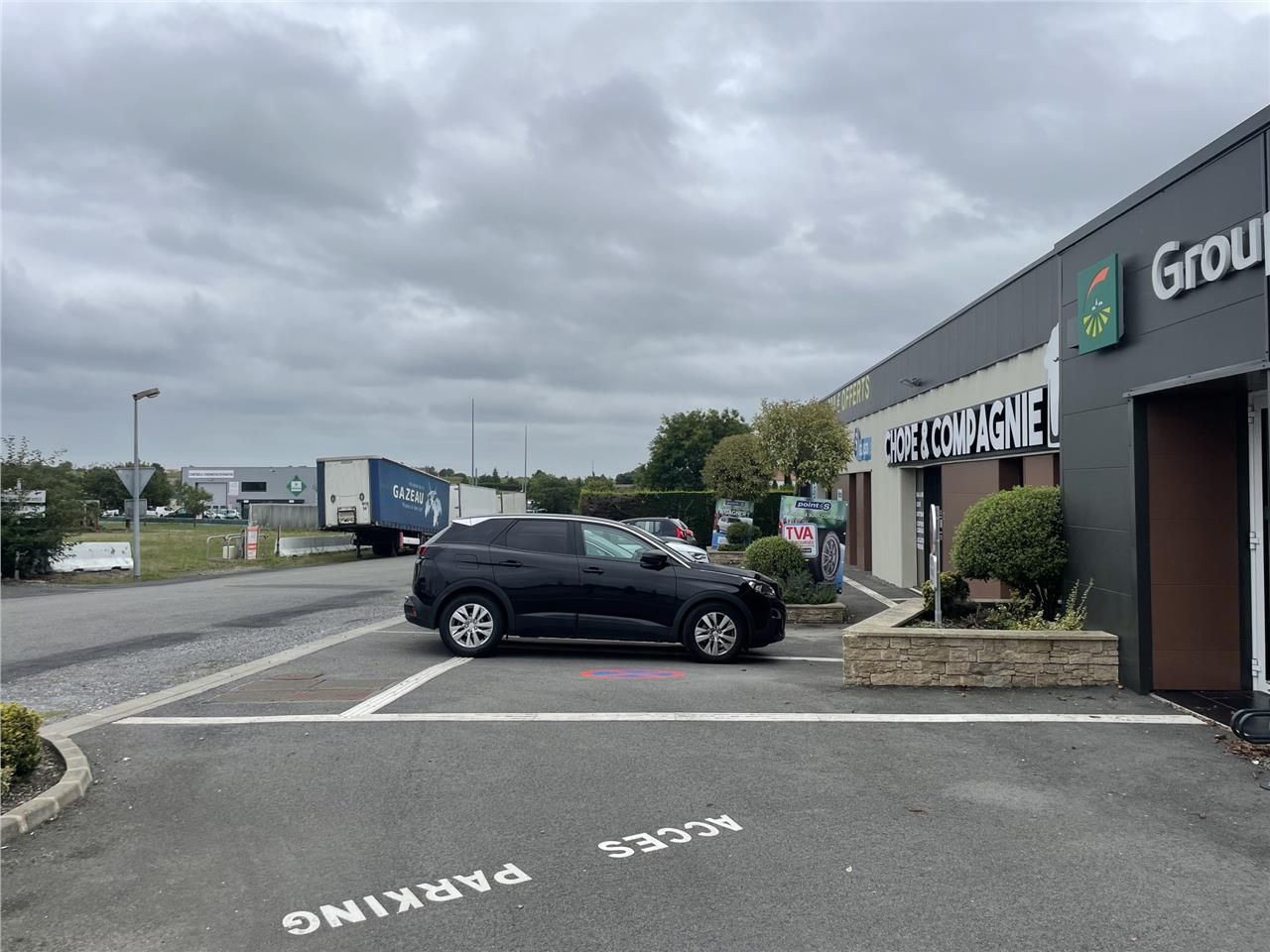 Cellule d'environ 247 m2 à louer située à la chap