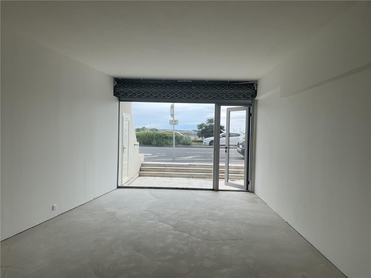 Situé au RDC  d'un immeuble  mixte en copropriété