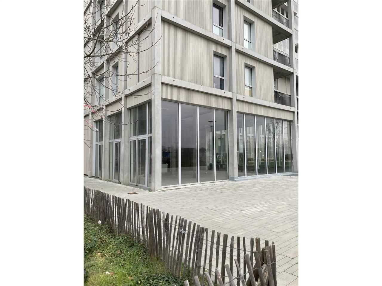 Au sud du boulevard de la Prairie-au-Duc, sur l'î