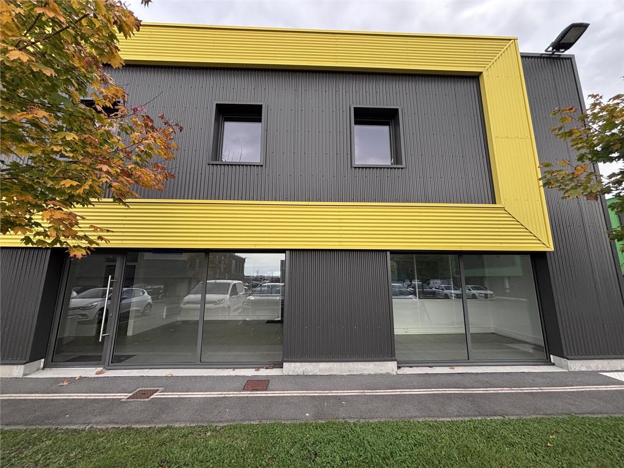 À louer, locaux d'activité de 390 m² non divisibl