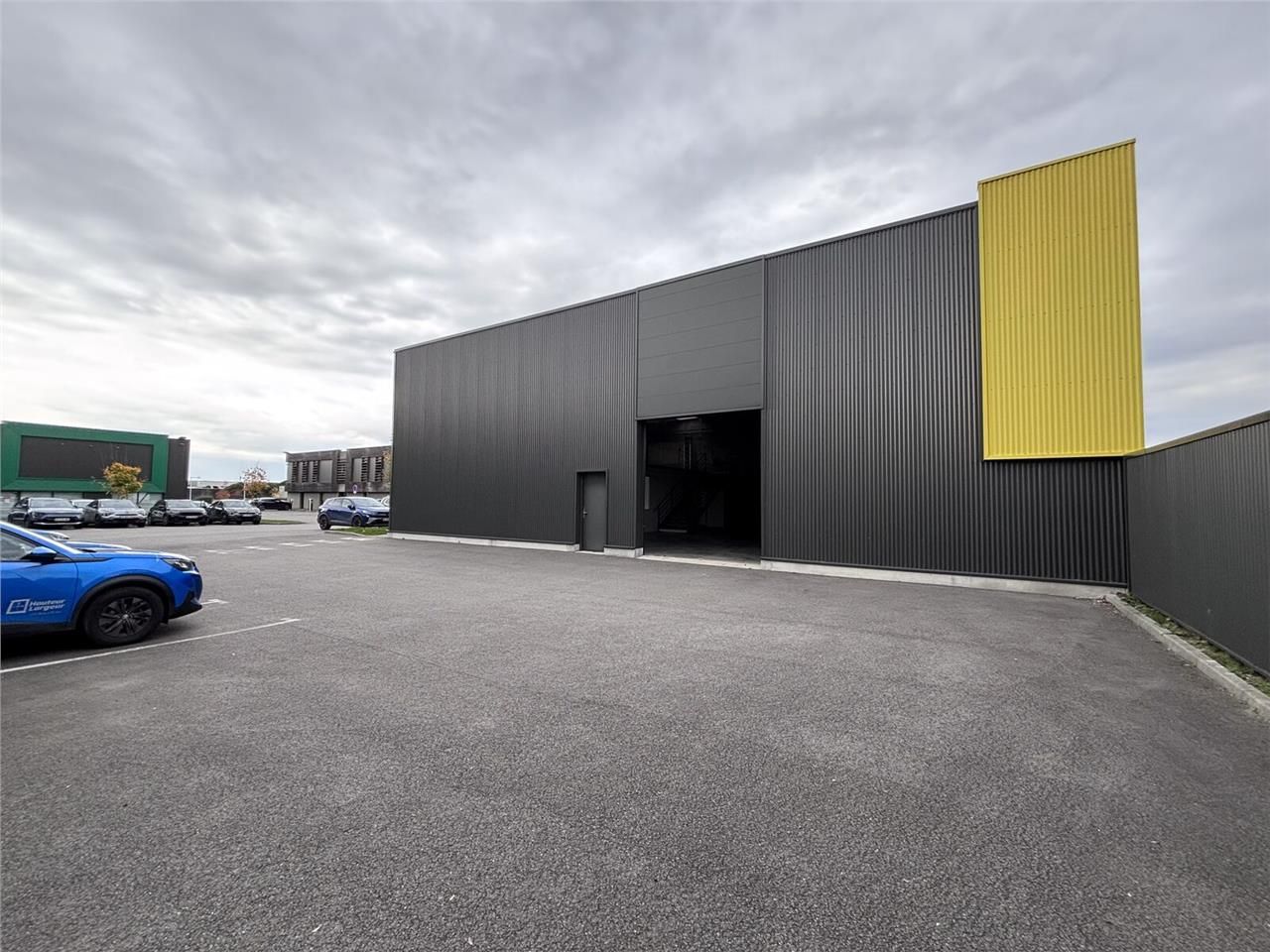 À louer, locaux d'activité de 390 m² non divisibl