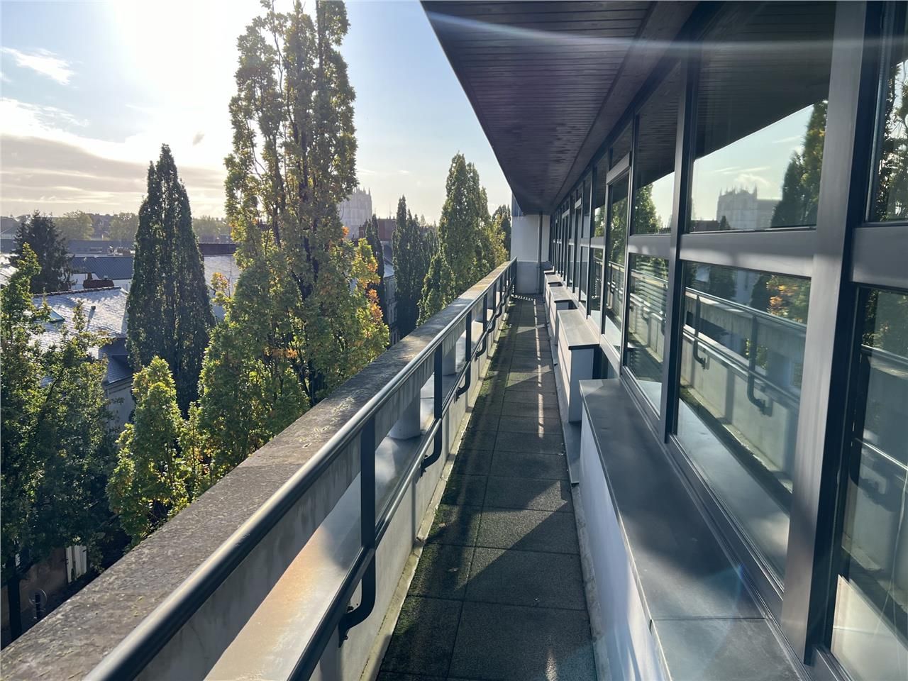 Situé à proximité entre le marché Talensac et 50 