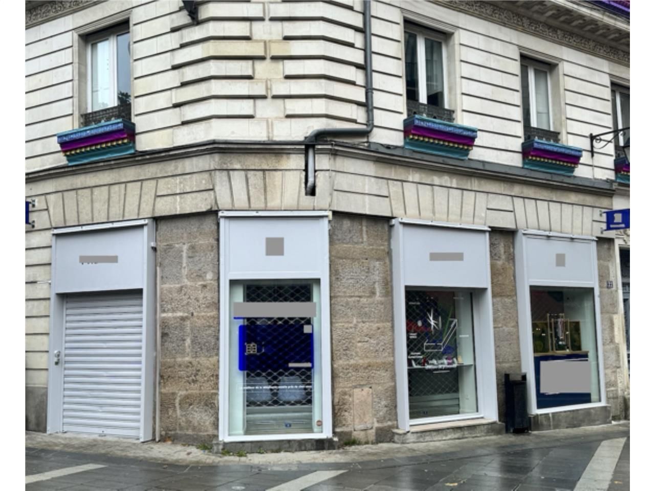 Local commercial idéalement placé avec une visibi