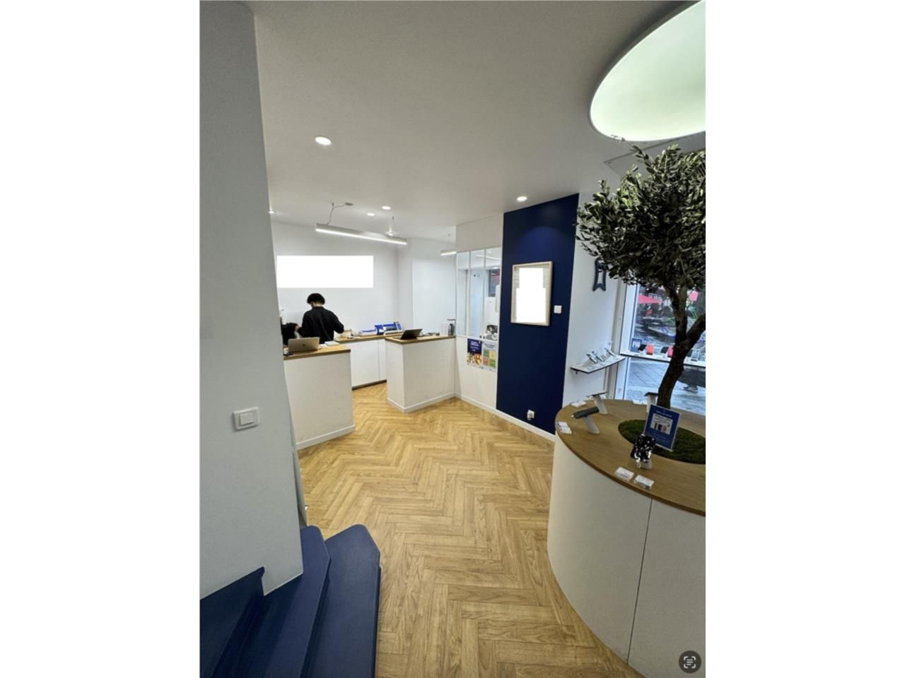 Local commercial idéalement placé avec une visibi