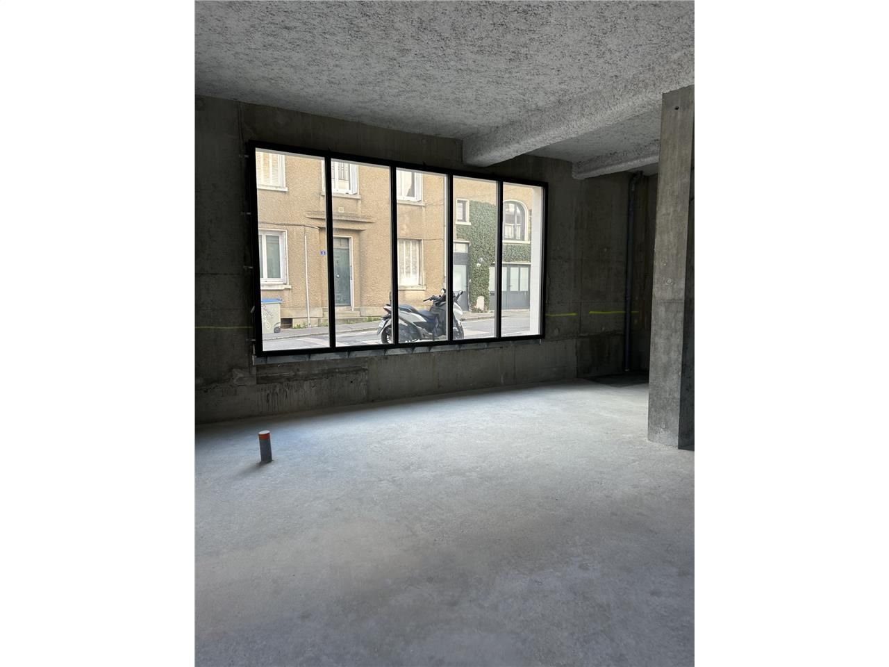 Très belle surface à la vente de 92 m2 . Local ne