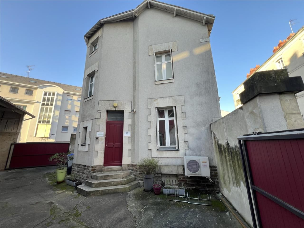 Situé dans le quartier Champs de Mars, à proximit