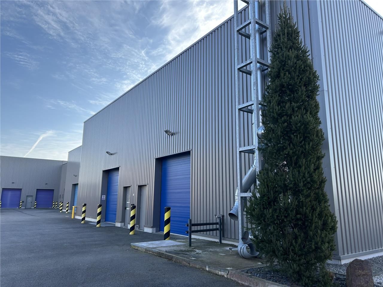 Dans un petit parc d'activité du sud de Nantes, n