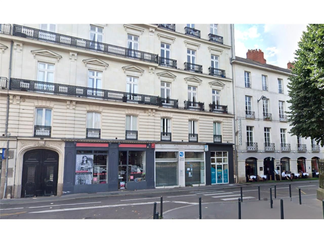 Local commercial situé dans une rue assez mixte c