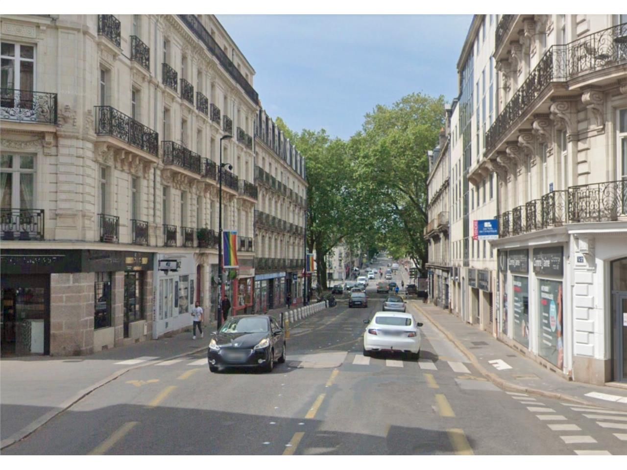 Local commercial situé sur un axe principal de Na