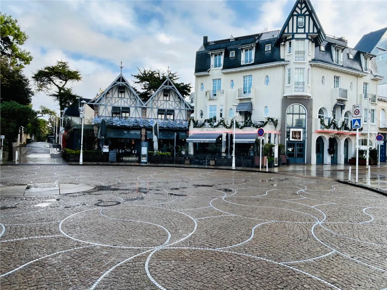 Situé Avenue du Général De Gaulle à La Baule, Art