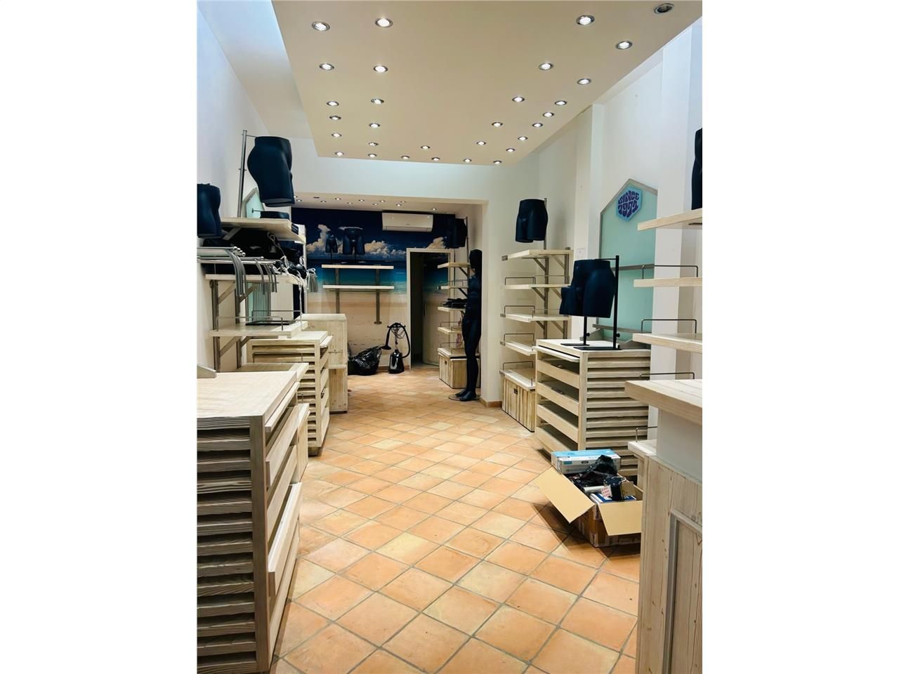 Situé Avenue du Général De Gaulle à La Baule, Art