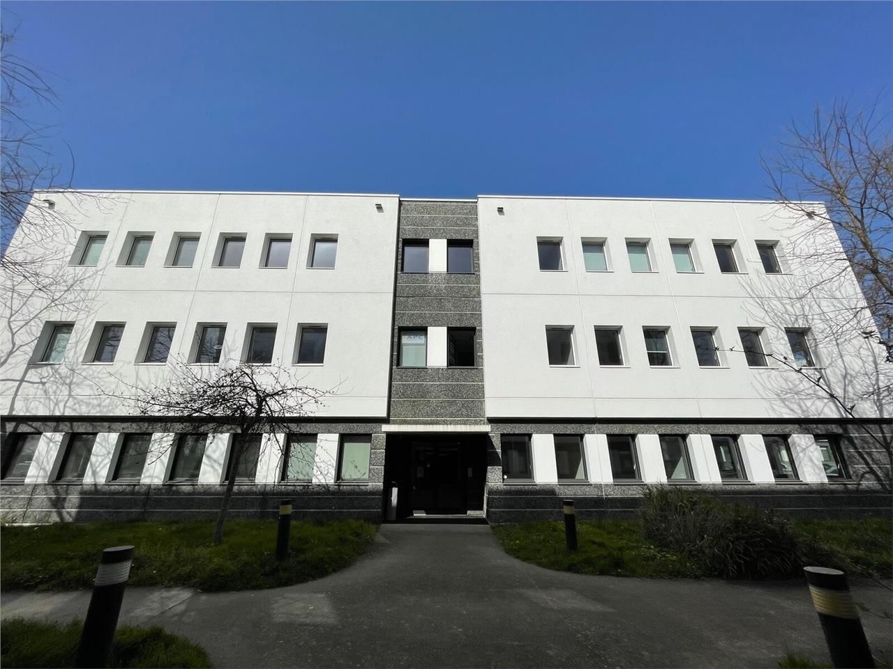 Nous vous proposons à la location au rez de chaus