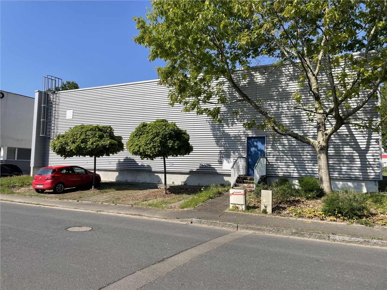 Nous vous proposons à la location un bâtiment mix