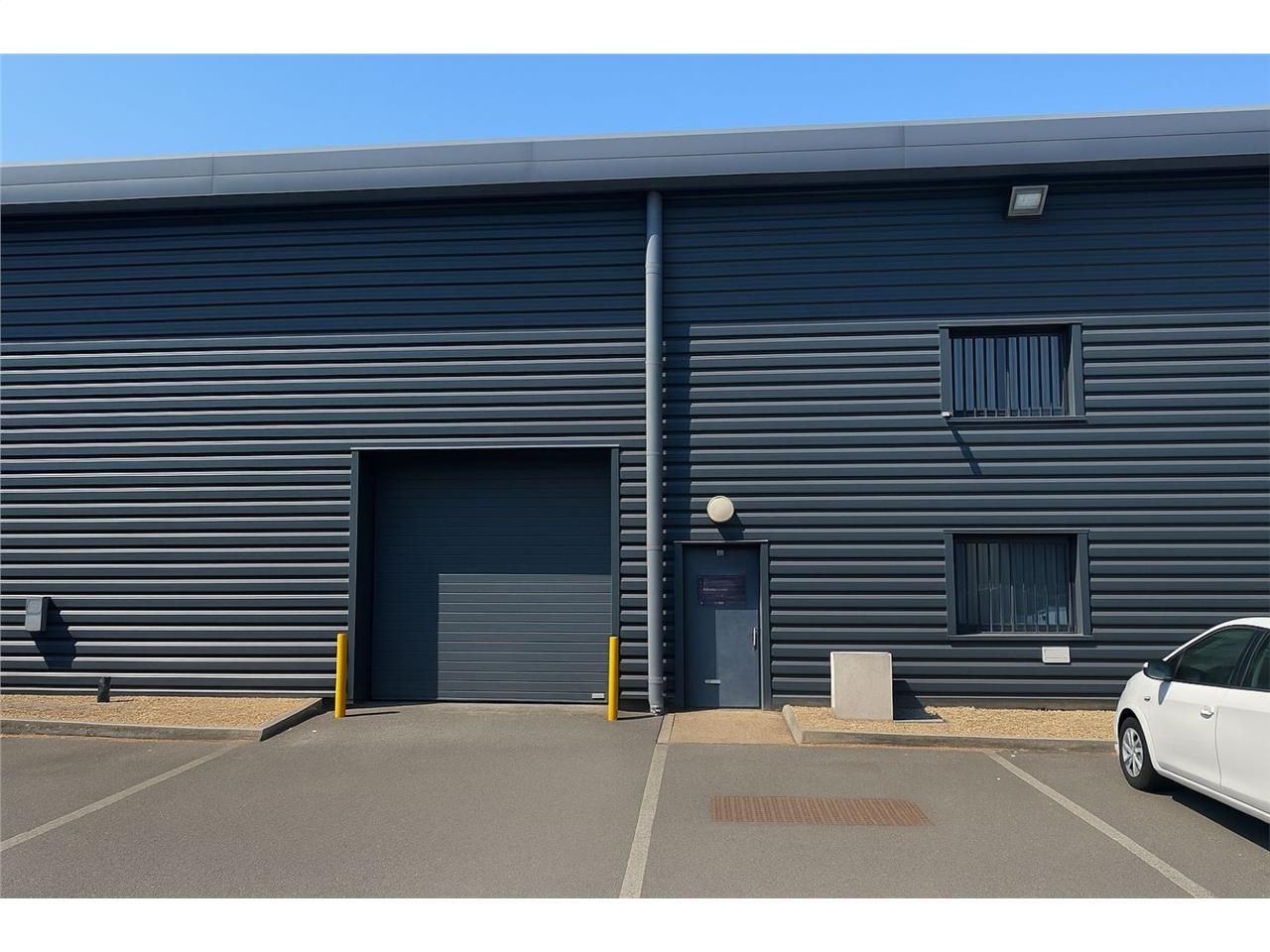 Dans un parc d'activité à proximité de l'échangeu