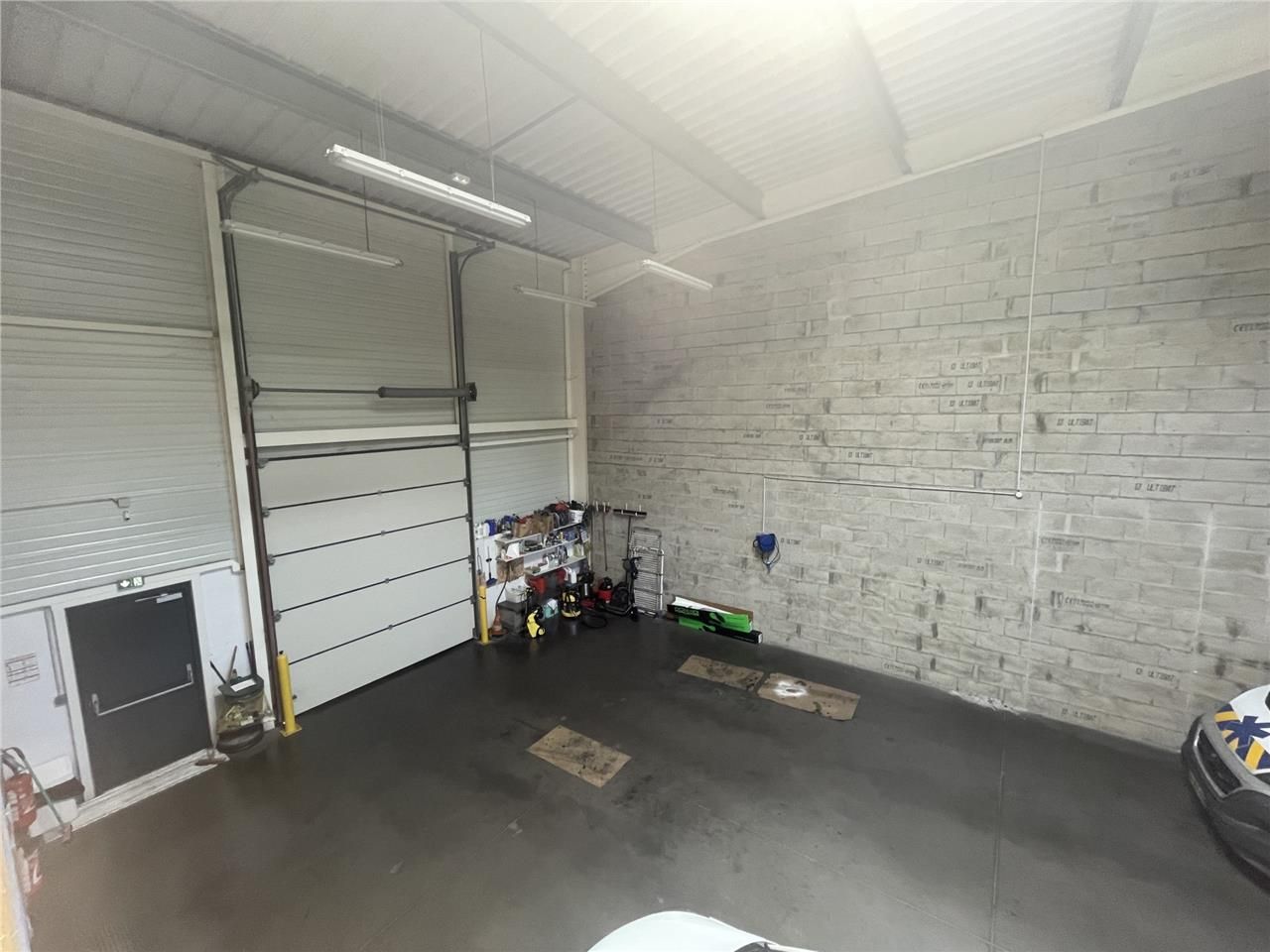 Dans un parc d'activité à proximité de l'échangeu