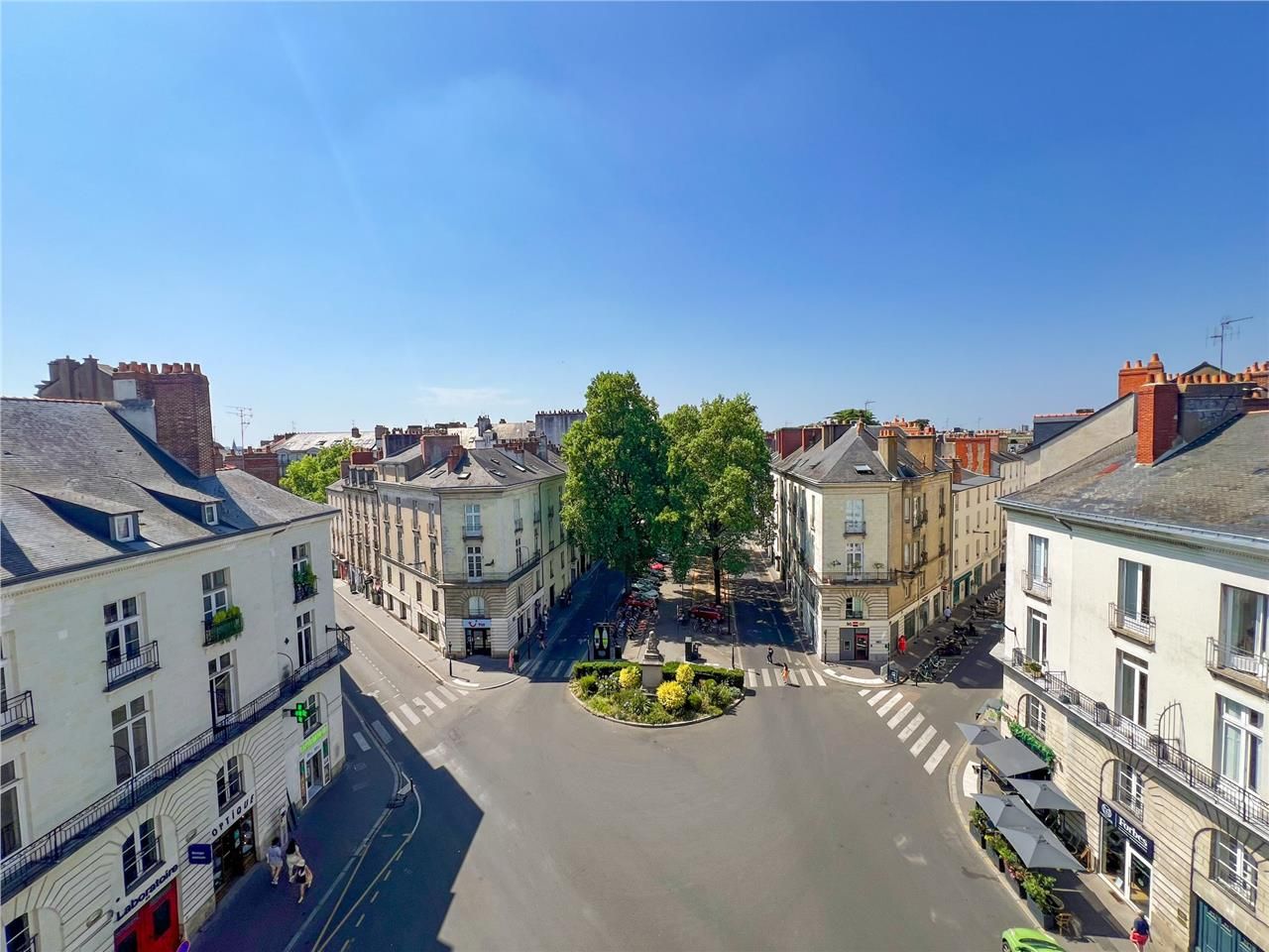 Idéalement situés au coeur du centre-ville de Nan