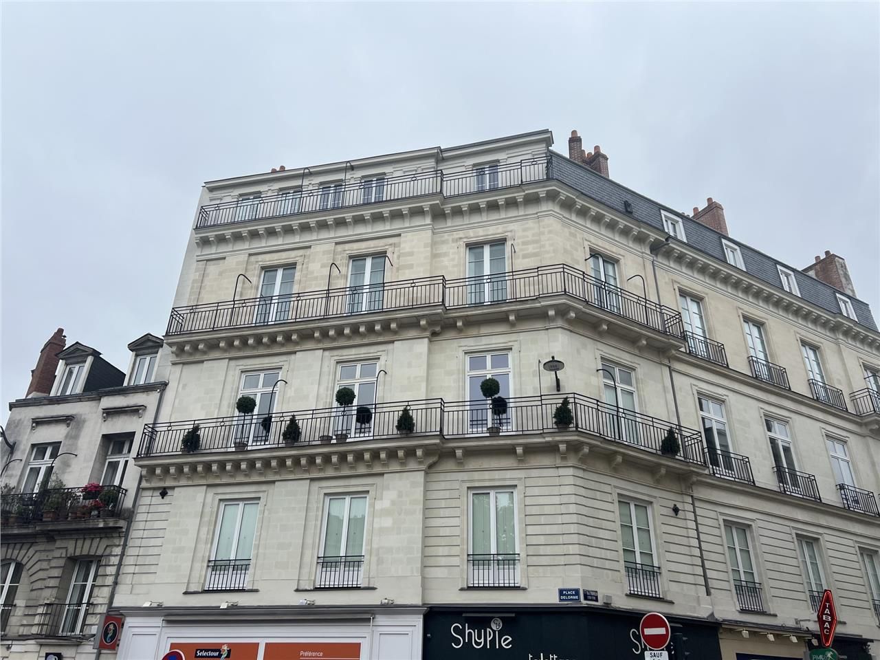 Idéalement situés au coeur du centre-ville de Nan